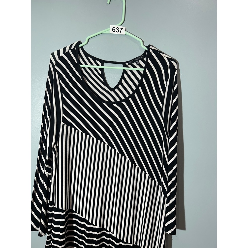 Simply Elegant Womens 1X Black White Multi Directional Stripe Keyhole Back Top